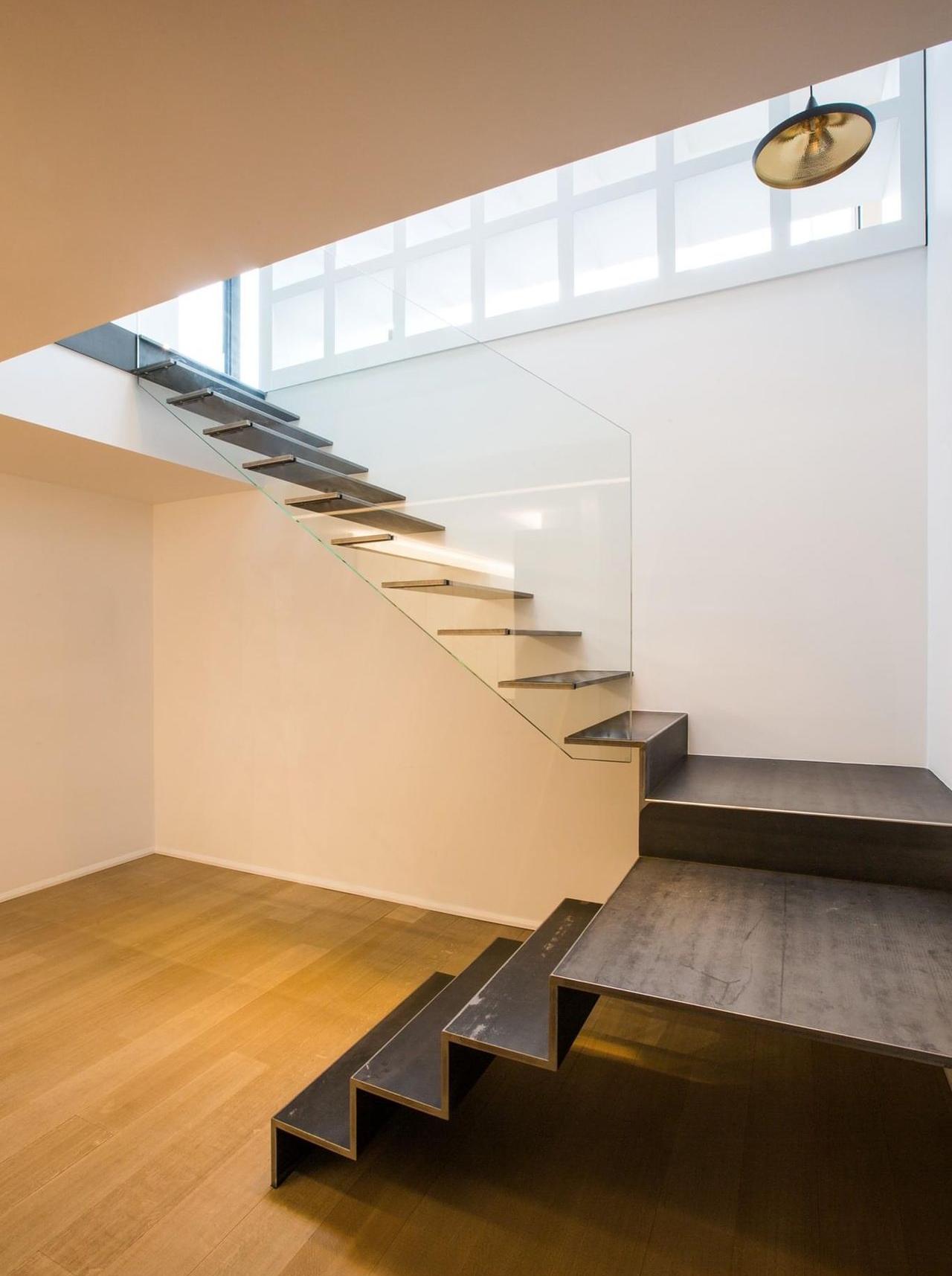 Escalier métallique avec éléments en verre pour luminosité